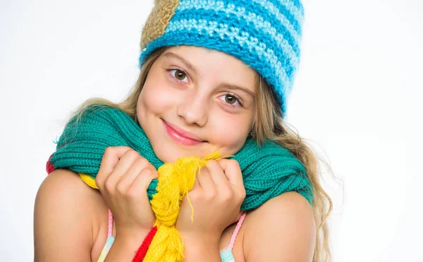 帽子和围巾保暖。孩子们戴着温暖柔软的针织蓝色帽子和长围巾。温暖的毛织品配件。女孩长发快乐的脸白色背景。什么样的面料能让你在这个冬天保持最温暖 — 图库照片