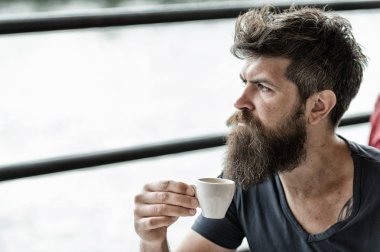 Kafe Teras, sakallı adam rahatlatıcı. Adam espresso kahve ile rahatlatıcı. Kahve molası kavramı. Açık kahve içme hippi. Kafein şarj. Adam sakal ve bıyık ve kahve