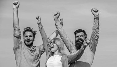 Şirket üç mutlu meslektaş ofis çalışanları özgürlük, gökyüzü arka plan tadını çıkarın. Özgürlük kavramı. Çalışanların özgürlük hissi tadını çıkarın. Erkekler resmi aşınmaya sakal ve gözlük sarışın iş bitmiş