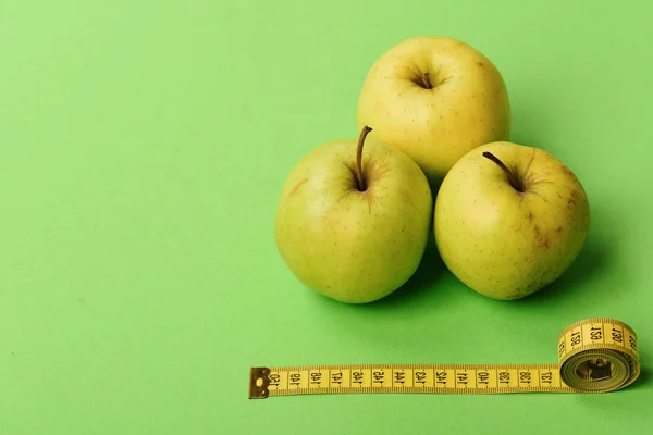 Friidrott och viktminskning koncept. Mönster gjorda av äppelfrukter — Stockfoto