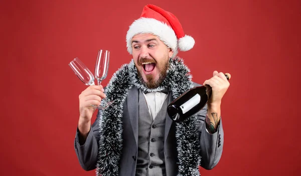 Firmowa impreza świąteczna. Napijmy się szampana. Szef Mikołaj kapelusz świeci świętować nowy rok lub Boże Narodzenie. Dołącz do świętowania Bożego Narodzenia. Zaproszenie na przyjęcie. Człowiek brodaty hipster Santa trzymać butelkę — Zdjęcie stockowe