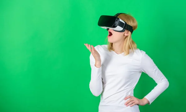 Frau beobachtet Virtual-Reality-Vision. Aufgeregt lächelnde Geschäftsfrau mit Virtual-Reality-Brille. vr Spiel. — Stockfoto