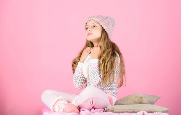 Kind lange Haare warme Wollmütze genießen warm und weich. Kind Mädchen tragen Strickmütze warm entspannend rosa Hintergrund. Wintermode warme Kleidung Konzept. warme Accessoires, die für Gemütlichkeit sorgen — Stockfoto