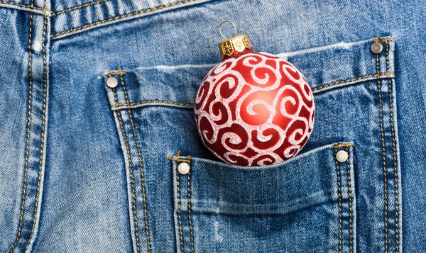 Moderna generationen fira nyår och jul. Fira jul. Ball dekoration för julgran pocket denim byxor. Vinter semester koncept. Dekorera julgranen traditionella leksak — Stockfoto