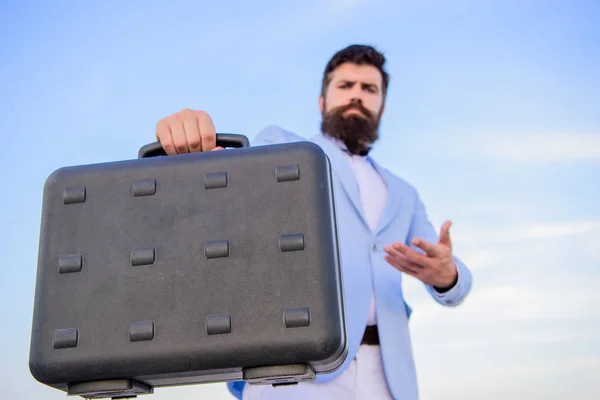 Affärsman presentera affärsplanen. Entreprenör erbjuda muta. Olaglig affär business. Hipster skäggiga ansikte håll portfölj med muta. Formell kostym man bär portföljen himmel bakgrund — Stockfoto