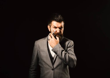 Ciddi yüzlü bir iş adamı siyah arka planda izole edilmiş..