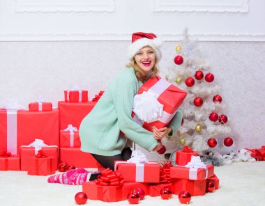 Her zaman istediği hediyesini ver. Kadın sarışın tutun hediye kutusu yay ile heyecanlı. Kız arkadaşı veya karısı için mükemmel bir hediye. Açılış Noel hediyesi. Kız Noel ağacı mutlu yakınındaki kutlamak tatil