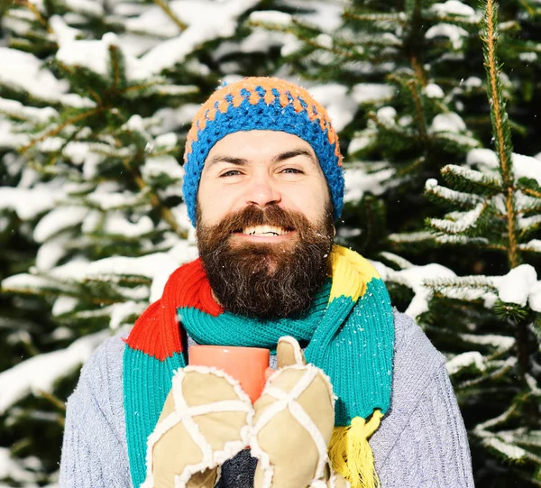 Värmande drycker koncept. Killen med firtrees täckt med snö . — Stockfoto