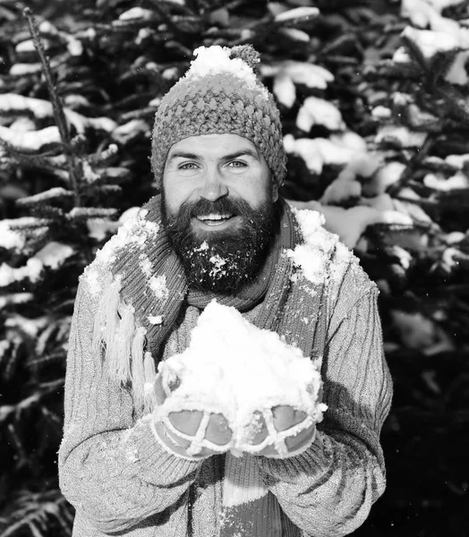 Macho con barba y bigote sostiene la nieve en sus manos. —  Fotos de Stock