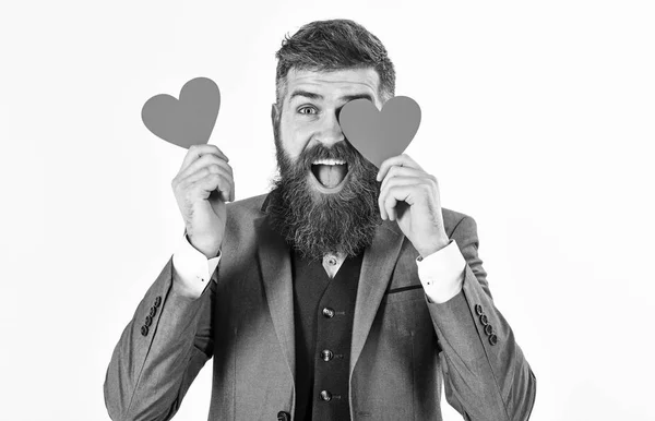 Cumprimentos do Valentine. Homem barbudo feliz com corações vermelhos saudação Valentine — Fotografia de Stock