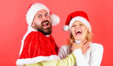 Sakal ve Noel Baba şapkası kırmızı zemin üzerine kadında olan adam. Çift kutlamak kış tatil Noel. Noel kavramı maskeli balo ya da karnival. Kız adamın boynunu tutarken boğulma Noel kutlaması