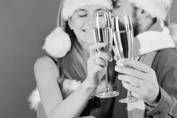 Babbo Natale e ragazza sexy con bevande. Signore e signora Claus — Foto Stock