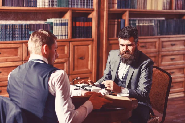 Scrittore con macchina da scrivere di uso di faccia occupato, lavori su nuovo articolo — Foto Stock