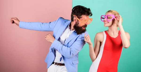 Vacaciones de verano y moda. Amistad de hombre y mujer felices. H — Foto de Stock