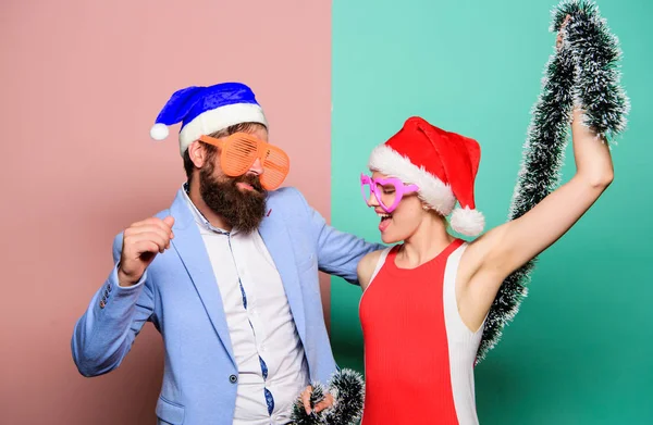 Οικογένεια γιορτάζει τα Χριστούγεννα. ευτυχισμένο ζευγάρι στον Αϊ Βασίλη καπέλο. Χριστουγεννιάτικα ψώνια. δώρα. Νέο έτος κόμμα. Καλά Χριστούγεννα και Ευτυχισμένο το νέο έτος. Μεγάλη κρίση. Χριστουγεννιάτικη γιορτή γραφείου — Φωτογραφία Αρχείου
