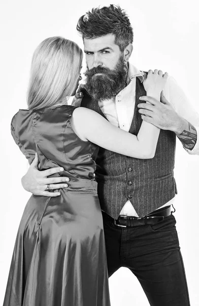 Mujer vestida de rojo y hombre en chaleco acurrucado mientras baila. Hipster barbudo y atractiva dama en el concurso de baile. Pareja enamorada, bailarinas en ropa elegante, fondo blanco. Pareja bailando concepto —  Fotos de Stock