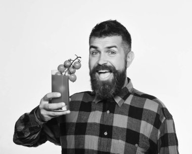 Sakallı bardak domates suyu çilek ile tutar