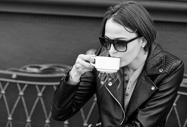 Chica en gafas de sol bebidas sabroso café sobre fondo marrón terraza —  Fotos de Stock