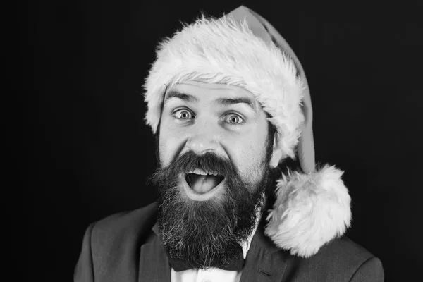 Papai Noel em chapéu de Natal vermelho e laço em preto — Fotografia de Stock