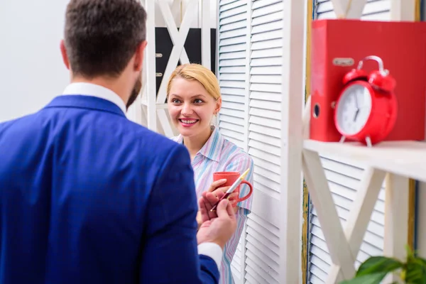 Szünet üzleti. Két vonzó üzleti állók, egymás mellett, egy csésze, gazdaság, állandó irodában mosolyogva. Mosolygó üzleti pár office szobában beszél, kávészünet. — Stock Fotó