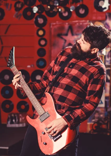 Jovem músico de rock, cantor, artista talentoso. Conceito de guitarrista . — Fotografia de Stock