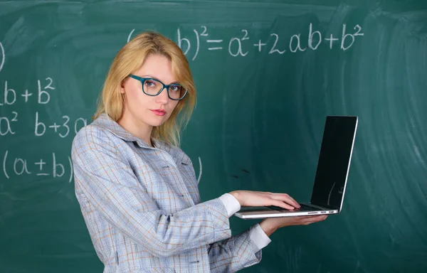 Žena učitel nošení brýlí má laptop surfování internetu. Koncept digitální technologie. Pedagog chytré chytrá dáma s moderní notebook hledání informací tabuli pozadí. Další snadný způsob, jak — Stock fotografie