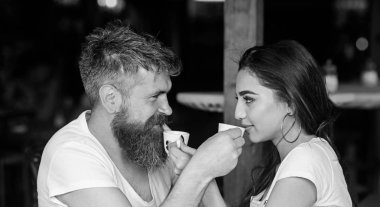 Adam sakal ve çekici mutlu gülümseyen kız kahve içme. Çift aşk cafe siyah espresso kahve iç. Mutlu çift kafe zaman geçirin. Romantik hisler fincan kahve ile paylaşmak