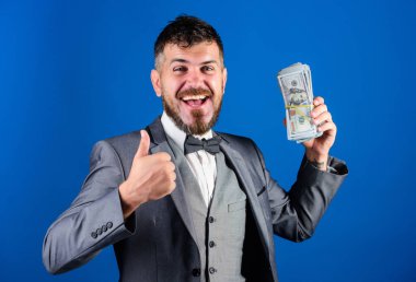 Nakit işlem iş. Adam mutlu kazanan zengin doları banknot yığını mavi arka plan tutun. Kolay nakit krediler. Piyango kavramı kazanmak. İşadamı nakit para var. Kolay ve hızlı bir şekilde nakit alın
