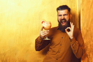 Elinde tropikal alkolik taze kokteyl tutan Kafkas hippisi.