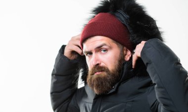 Hava geçirmez ceket kavramı. Adam stand sıcak ceket parka beyaz arka plan üzerinde izole sakallı. Hood sıcaklık ve hava direnci ekler. Nasıl en iyi kış ceket tercih. Kış sezonu erkek giyim