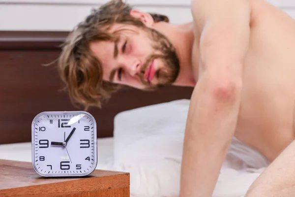 Estira después de despertarte por la mañana. El primer plano de los pies en la cama bajo la manta blanca. Hombre estirando la mañana. —  Fotos de Stock