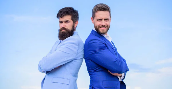 Mensen bedrijfsconcept. Goed verzorgd uiterlijk verbetert zakelijke reputatie ondernemer. Mensen uit het bedrijfsleven vertrouwen poseren met baard. Perfect in elk detail. Zakenmannen staan blauwe hemelachtergrond — Stockfoto