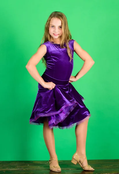 Kid dansare nöjd med konsert outfit. Barnkläder. Unge moderiktiga klänning ser bedårande. Flicka söt barn bära lila sammetsklänning. Kläder för ballroom dance. Ballroom dancewear fashion-konceptet — Stockfoto