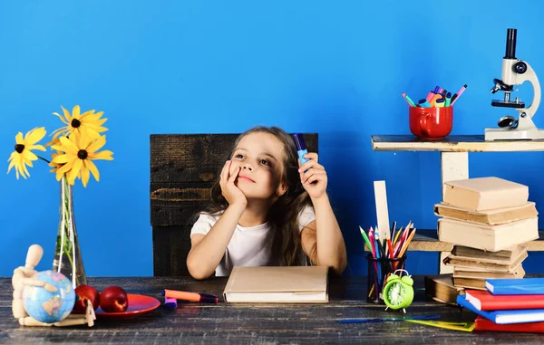 De volta ao conceito de escola. Material escolar e infantil — Fotografia de Stock