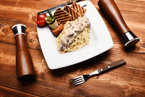 Stolik serwowany dla jednej osoby w restauracji lub kawiarni. Włoskie spaghetti — Zdjęcie stockowe