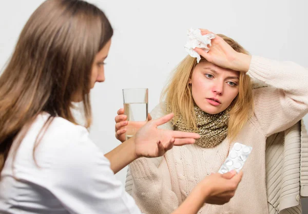 Menina em lenço segurar tecido enquanto o médico oferecer tratamento. Remédios para resfriados e gripe. Dicas como se livrar do frio. Reconheça os sintomas de frio. Remédios devem ajudar a vencer o frio rápido. Mulher consultar com médico — Fotografia de Stock