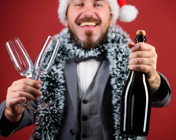 Εταιρικό Χριστουγεννιάτικο πάρτι. Ας πιούμε σαμπάνια. Αφεντικό Σάντα καπέλο tinsel γιορτάζουν το νέο έτος ή τα Χριστούγεννα. Χριστουγεννιάτικη πρόσκληση. Έλα στην Χριστουγεννιάτικη γιορτή. Man γενειοφόρος hipster santa κρατήσει μπουκάλι — Φωτογραφία Αρχείου
