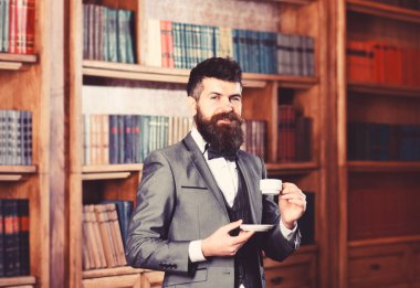 Kahve ve başarı kavramı. Pahalı takım elbise içecekler kahve erkekte sakallı