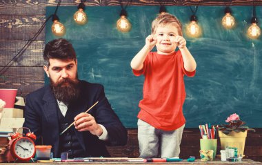 Neşeli çocuk ve resim, çizim öğretmen. Yetenekli sanatçı oğlu ile vakit geçirmek. Sakallı öğretmeni, sınıfta, kara tahta arka plan çizmek için küçük oğlu baba öğretir. Sanat ders kavramı