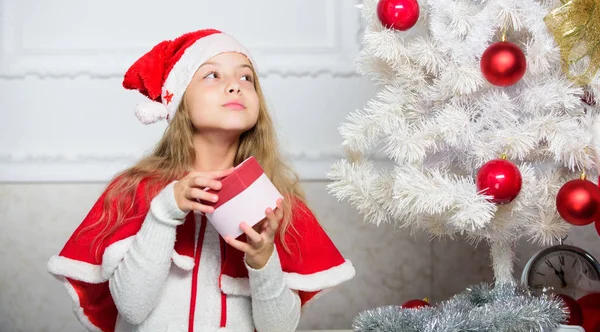Winter vakantie traditie. Kid met kerstcadeau. Reden kinderen hou van Kerstmis. Meisje vieren kerst open geschenkdoos. Santa brengen haar cadeau. Uitpakken kerstcadeau. Wat denk je in doos — Stockfoto