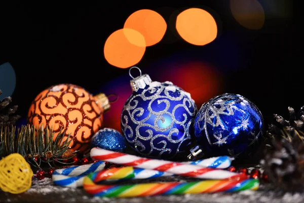 Ünnep karácsony dekoratív színes játékszer, illetve a golyót a defocused bokeh könnyű színes háttér előtt, másolás spac — Stock Fotó