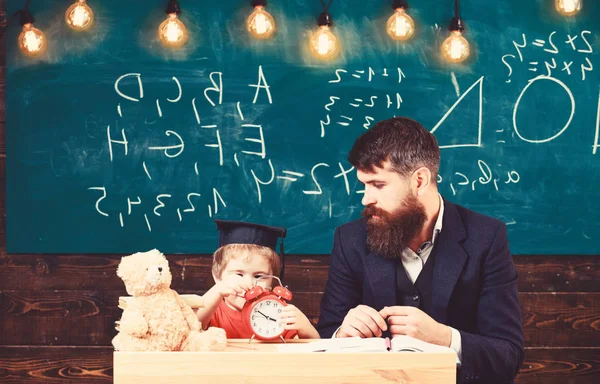 Chalkboar の落書きが教室に座って学習する若い男性教師彼の児童生徒 — ストック写真