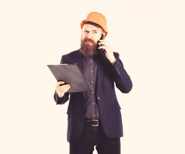 Cep telefonu konsepti. Proje Yöneticisi cep telefonu üzerinde konuşurken uzun sakallı