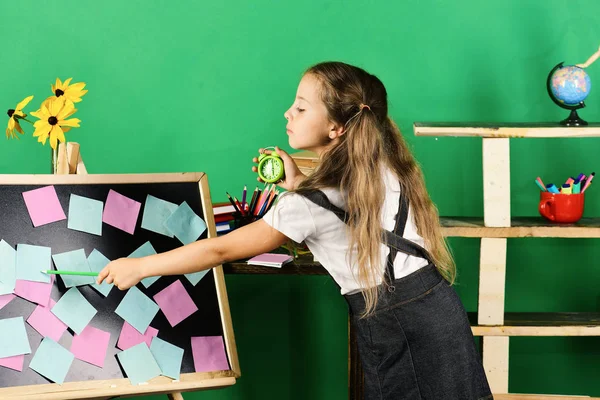 Crianças e material escolar no fundo da parede verde — Fotografia de Stock