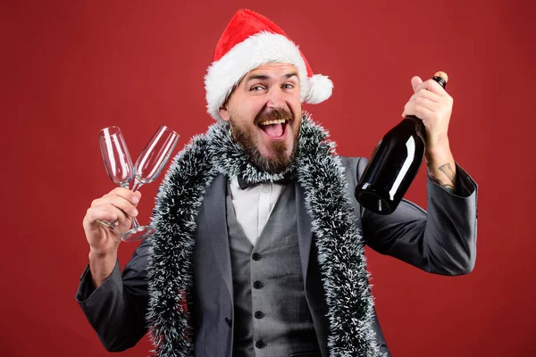 Vállalati karácsonyi buli. Igyunk pezsgőt. Főnök Mikulás kalap tinsel ünneplik újév vagy karácsony. Karácsonyi parti meghívó. A szakállas, vidám hipszter télapó tartja az üveget. Ünnepeljük a karácsonyt — Stock Fotó
