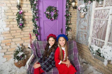 Süper rahat ve şık. Şirin çocuk hissediyorum Noel ruhu. Küçük çocuklar Noel dekorasyon. Kızlar kış style. Kış sezonu için moda stil küçük kızlarla. Zarif stili