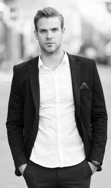 İleri isteyen işadamı. Bakımlı zarif resmi takım elbise kentsel arka plan yürür. İşadamı yakışıklı çekici office çalışan emin yüz. İşadamı ciddi yürüyüş sırasında öğle yemeği zamanı