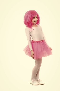 bale ve sanat. Beyaz arka plan üzerinde izole peruk çocuk. Güzellik ve moda. Çocukluk ve mutluluk. Küçük kız t pembe etek
