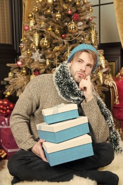 Şapkalı, hırkalı, şapkalı, hediyeli bir adam.