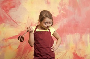 Renkli arka plan üzerinde küçük kız.